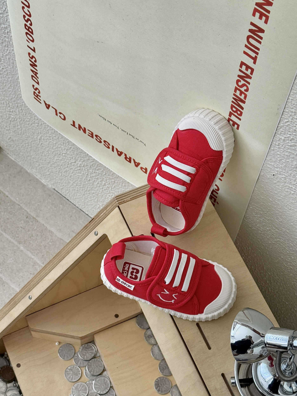 Vaikų vidaus bateliai Velcro užsegimu, Korejos stiliaus, neslidūs, kvėpuojanti drobė, žemas viršus (Amžius: 4–12 metų | Viršus: drobė | Padas: TPR + plastikas | Užsegimas: Velcro | Sezona: pavasaris/rudenys)