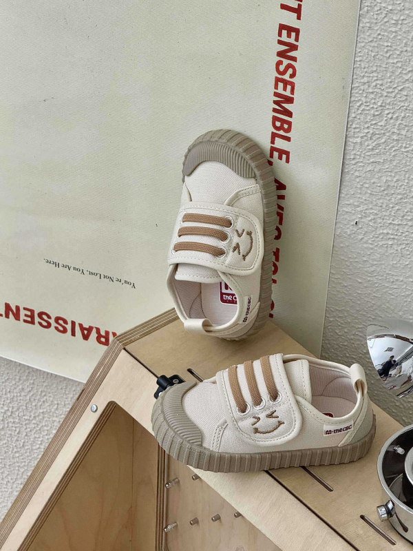 Vaikų vidaus bateliai Velcro užsegimu, Korejos stiliaus, neslidūs, kvėpuojanti drobė, žemas viršus (Amžius: 4–12 metų | Viršus: drobė | Padas: TPR + plastikas | Užsegimas: Velcro | Sezona: pavasaris/rudenys)