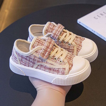 Vaikų kanvas bateliai su vidutinio aukščio viršutine; viršus: kanvas; padas: guma; kvėpuojantys ir neslidūs (Amžius 4–6 metai; Viršus: kanvas; Padas: guma; Sezona: pavasaris)