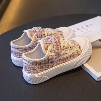 Vaikų kanvas bateliai su vidutinio aukščio viršutine; viršus: kanvas; padas: guma; kvėpuojantys ir neslidūs (Amžius 4–6 metai; Viršus: kanvas; Padas: guma; Sezona: pavasaris)