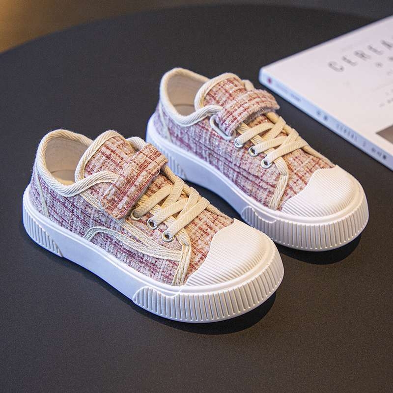 Vaikų kanvas bateliai su vidutinio aukščio viršutine; viršus: kanvas; padas: guma; kvėpuojantys ir neslidūs (Amžius 4–6 metai; Viršus: kanvas; Padas: guma; Sezona: pavasaris)