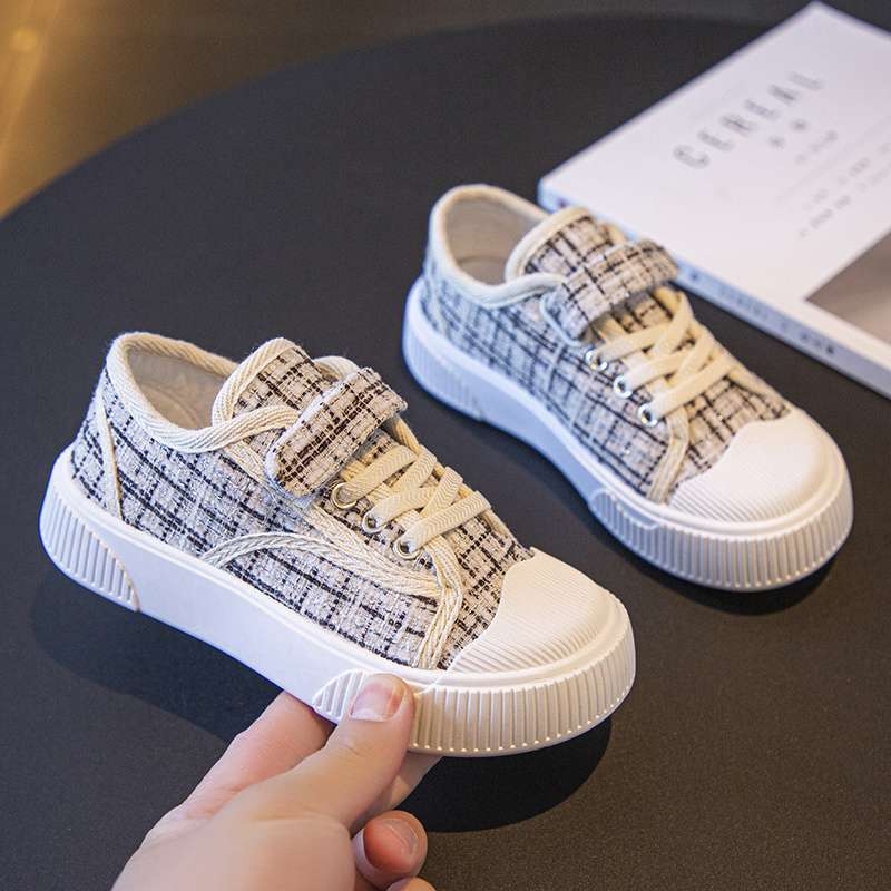 Vaikų kanvas bateliai su vidutinio aukščio viršutine; viršus: kanvas; padas: guma; kvėpuojantys ir neslidūs (Amžius 4–6 metai; Viršus: kanvas; Padas: guma; Sezona: pavasaris)