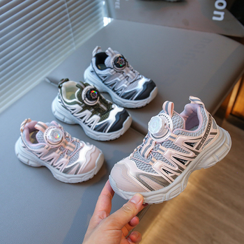 Meitenēm paredzēti viegli neslīdoši sporta apavi ar griežamo sprādzi, tīklveida augšdaļa un gumijas zole, pavasaris–rudens 2025