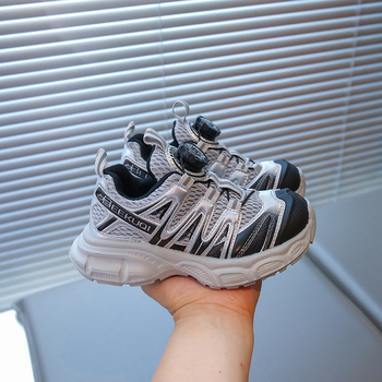 Meitenēm paredzēti viegli neslīdoši sporta apavi ar griežamo sprādzi, tīklveida augšdaļa un gumijas zole, pavasaris–rudens 2025