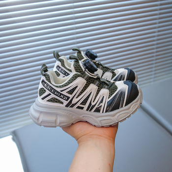 Meitenēm paredzēti viegli neslīdoši sporta apavi ar griežamo sprādzi, tīklveida augšdaļa un gumijas zole, pavasaris–rudens 2025