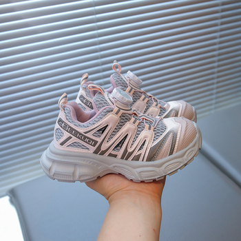 Meitenēm paredzēti viegli neslīdoši sporta apavi ar griežamo sprādzi, tīklveida augšdaļa un gumijas zole, pavasaris–rudens 2025