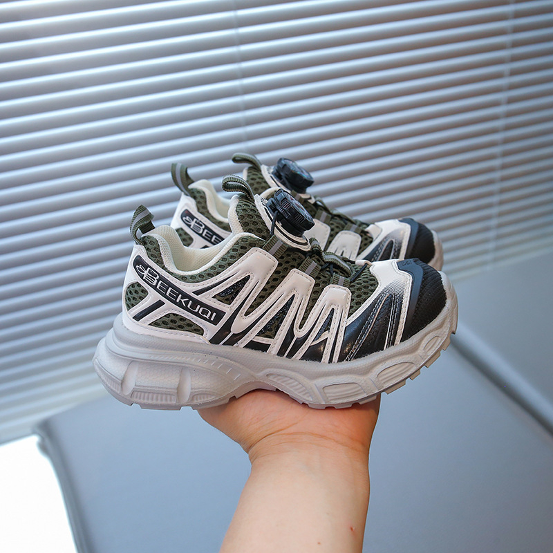 Meitenēm paredzēti viegli neslīdoši sporta apavi ar griežamo sprādzi, tīklveida augšdaļa un gumijas zole, pavasaris–rudens 2025