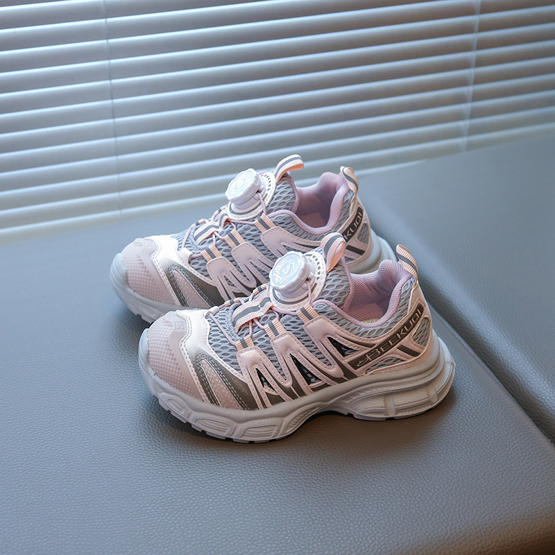 Meitenēm paredzēti viegli neslīdoši sporta apavi ar griežamo sprādzi, tīklveida augšdaļa un gumijas zole, pavasaris–rudens 2025