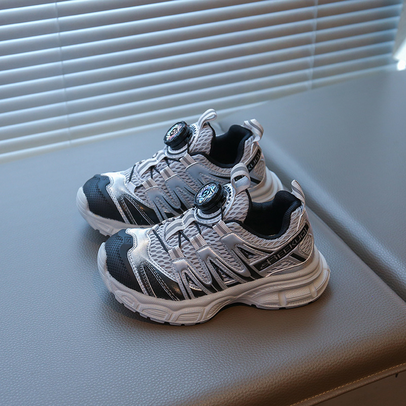 Meitenēm paredzēti viegli neslīdoši sporta apavi ar griežamo sprādzi, tīklveida augšdaļa un gumijas zole, pavasaris–rudens 2025