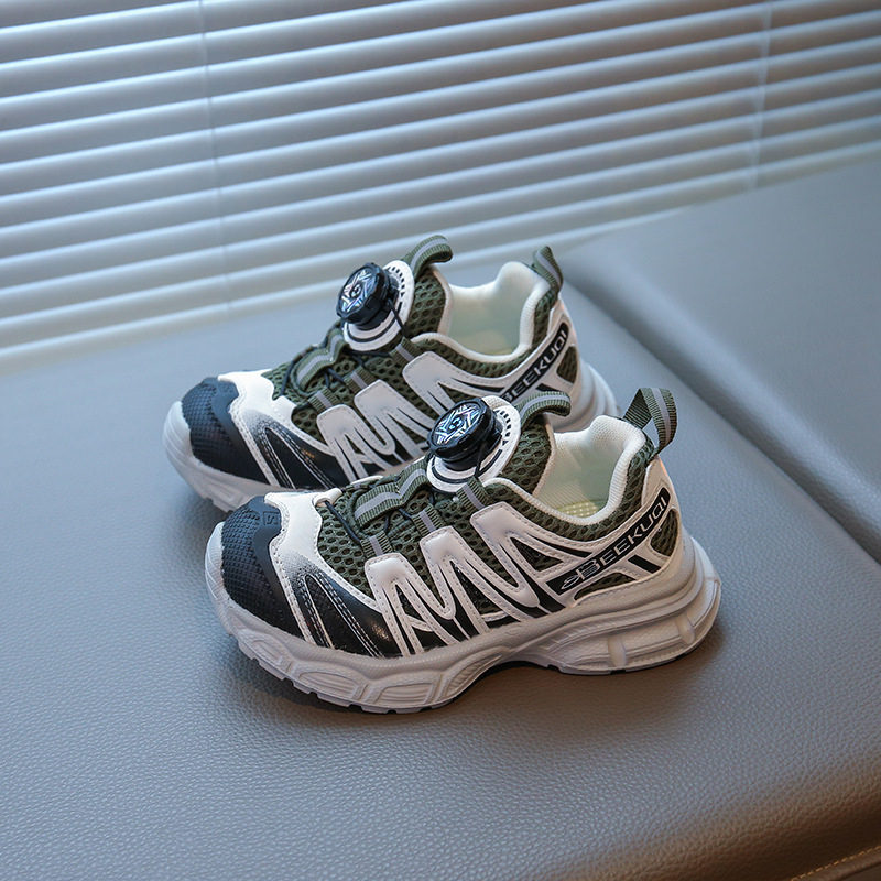 Meitenēm paredzēti viegli neslīdoši sporta apavi ar griežamo sprādzi, tīklveida augšdaļa un gumijas zole, pavasaris–rudens 2025