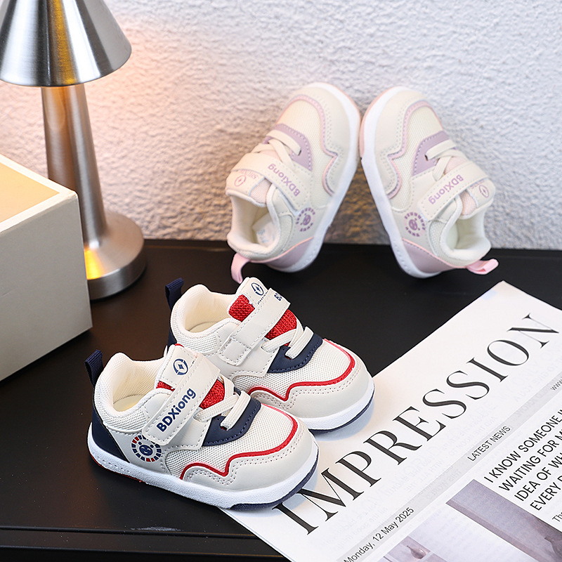 Kisgyermekeknek szánt cipő háló felsőrésszel, Velcro-zárás, csúszásmentes és kopásálló talppal, alacsony bokával, tavasz–ősz, rajzfilm stílus