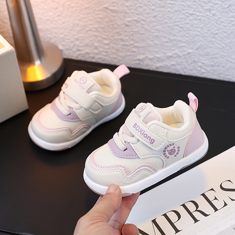 Kisgyermekeknek szánt cipő háló felsőrésszel, Velcro-zárás, csúszásmentes és kopásálló talppal, alacsony bokával, tavasz–ősz, rajzfilm stílus