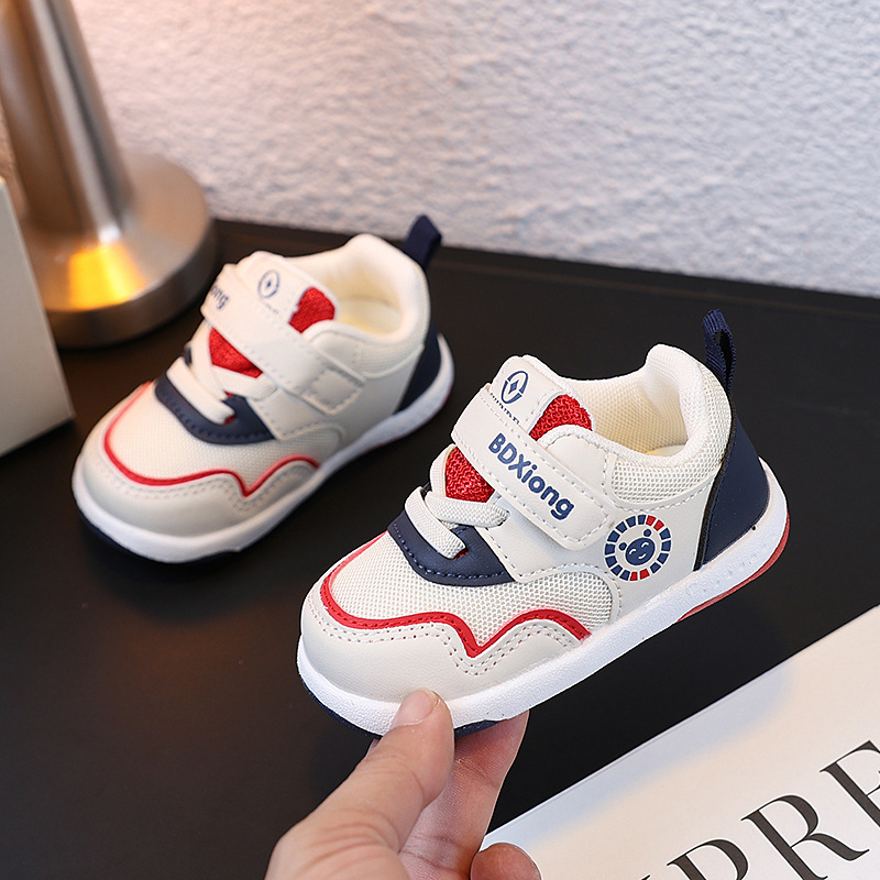 Kisgyermekeknek szánt cipő háló felsőrésszel, Velcro-zárás, csúszásmentes és kopásálló talppal, alacsony bokával, tavasz–ősz, rajzfilm stílus