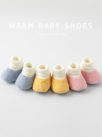 Baba beltéri zoknis cipő fleece béléssel, vastított csúszásmentes talppal, poliészter anyagból; téli, tavaszi és őszi időkre