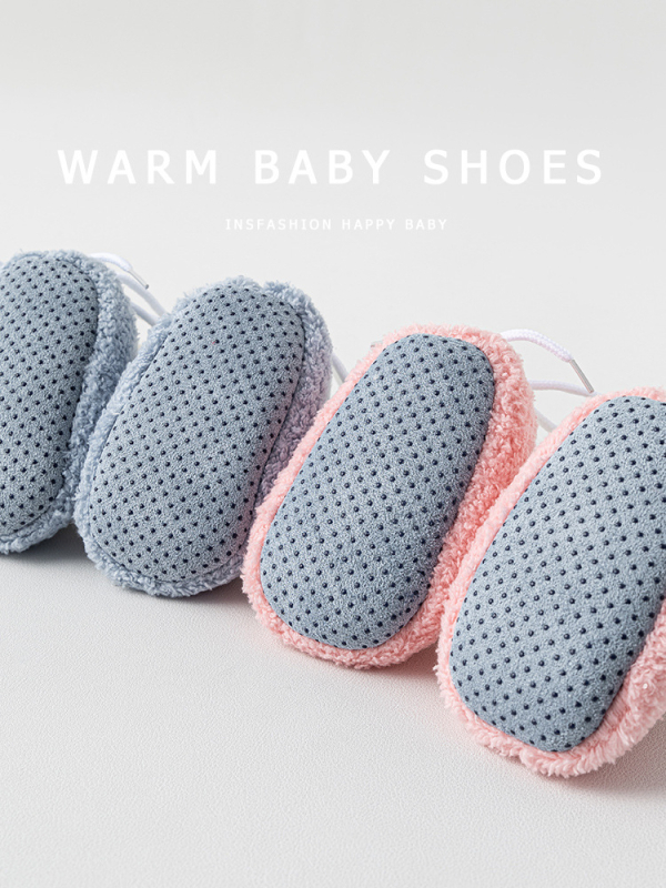 Baba beltéri zoknis cipő fleece béléssel, vastított csúszásmentes talppal, poliészter anyagból; téli, tavaszi és őszi időkre