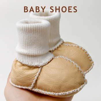 Pantofi și șosete pentru bebeluși, talpă din piele naturală, partea superioară din piele de capră, branț din piele de oaie, căptușeală din lână, construcție îngroșată pentru iarnă