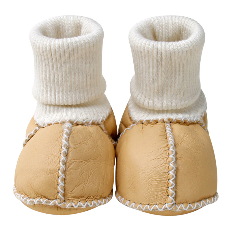 Pantofi și șosete pentru bebeluși, talpă din piele naturală, partea superioară din piele de capră, branț din piele de oaie, căptușeală din lână, construcție îngroșată pentru iarnă