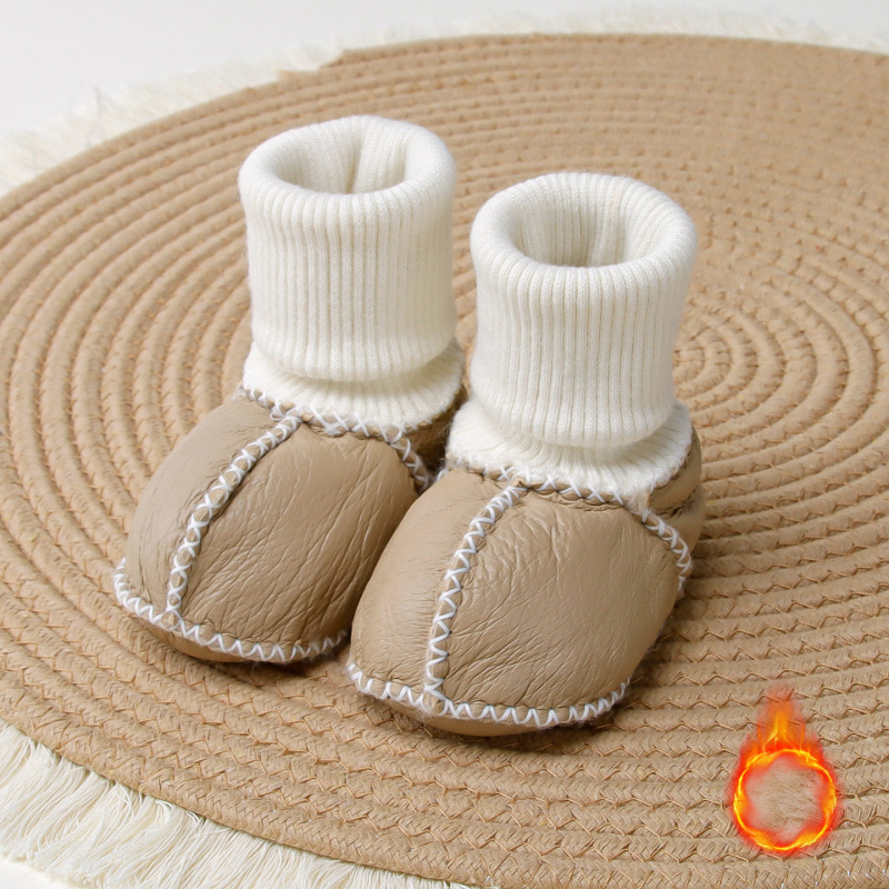 Pantofi și șosete pentru bebeluși, talpă din piele naturală, partea superioară din piele de capră, branț din piele de oaie, căptușeală din lână, construcție îngroșată pentru iarnă