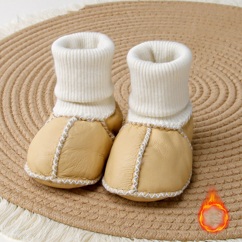 Pantofi și șosete pentru bebeluși, talpă din piele naturală, partea superioară din piele de capră, branț din piele de oaie, căptușeală din lână, construcție îngroșată pentru iarnă