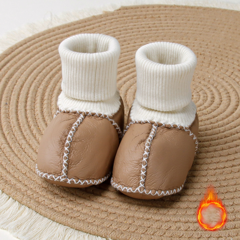 Pantofi și șosete pentru bebeluși, talpă din piele naturală, partea superioară din piele de capră, branț din piele de oaie, căptușeală din lână, construcție îngroșată pentru iarnă