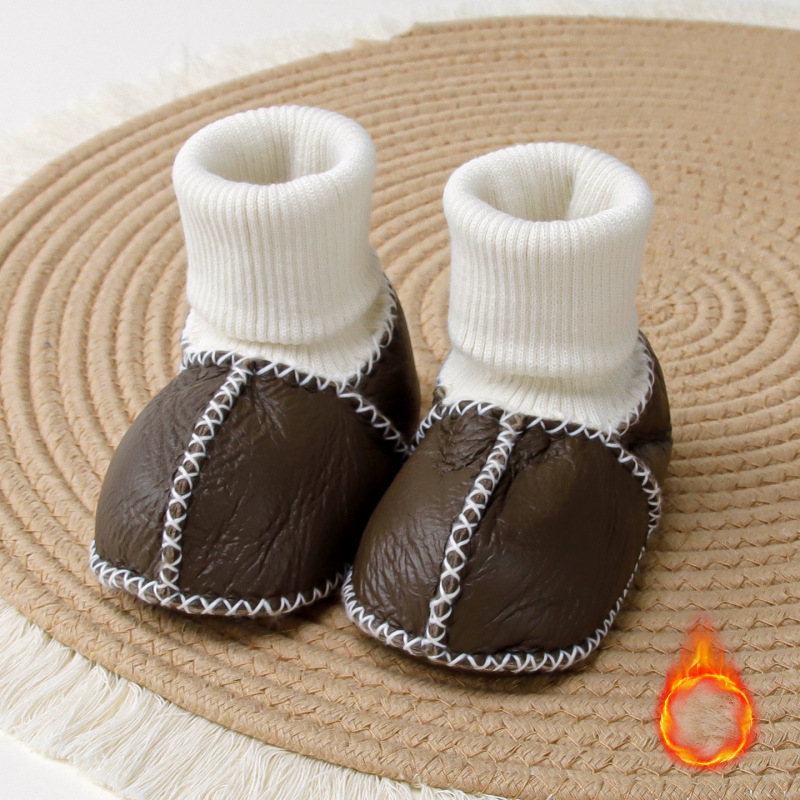 Pantofi și șosete pentru bebeluși, talpă din piele naturală, partea superioară din piele de capră, branț din piele de oaie, căptușeală din lână, construcție îngroșată pentru iarnă