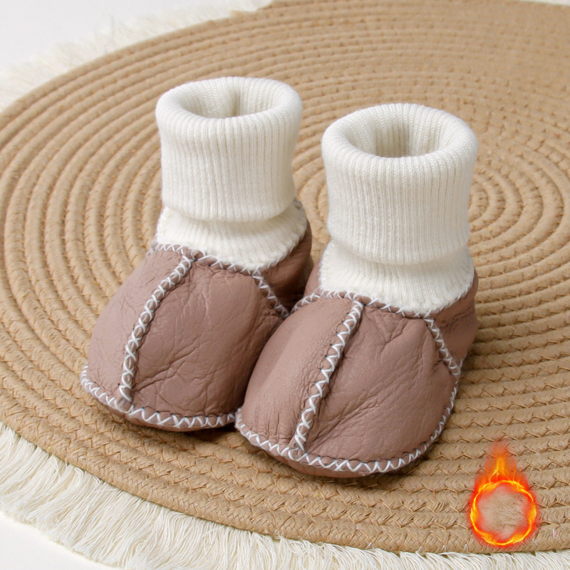 Pantofi și șosete pentru bebeluși, talpă din piele naturală, partea superioară din piele de capră, branț din piele de oaie, căptușeală din lână, construcție îngroșată pentru iarnă