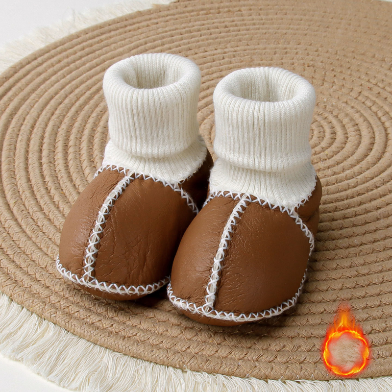 Pantofi și șosete pentru bebeluși, talpă din piele naturală, partea superioară din piele de capră, branț din piele de oaie, căptușeală din lână, construcție îngroșată pentru iarnă