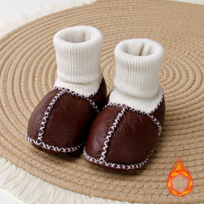 Pantofi și șosete pentru bebeluși, talpă din piele naturală, partea superioară din piele de capră, branț din piele de oaie, căptușeală din lână, construcție îngroșată pentru iarnă