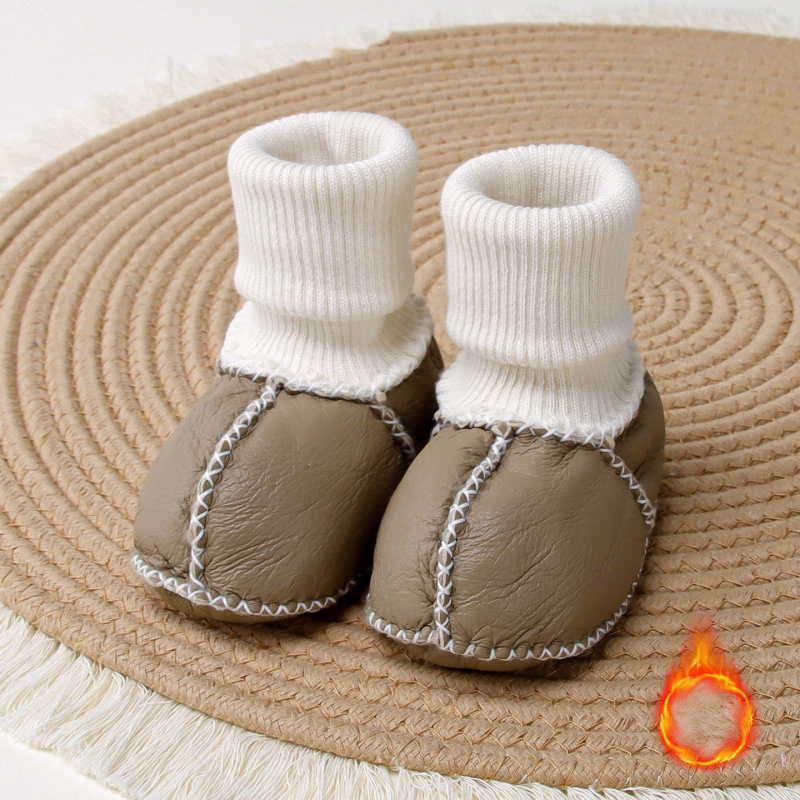 Pantofi și șosete pentru bebeluși, talpă din piele naturală, partea superioară din piele de capră, branț din piele de oaie, căptușeală din lână, construcție îngroșată pentru iarnă