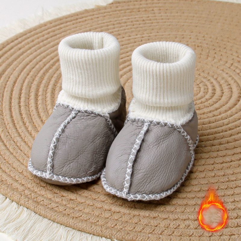 Pantofi și șosete pentru bebeluși, talpă din piele naturală, partea superioară din piele de capră, branț din piele de oaie, căptușeală din lână, construcție îngroșată pentru iarnă