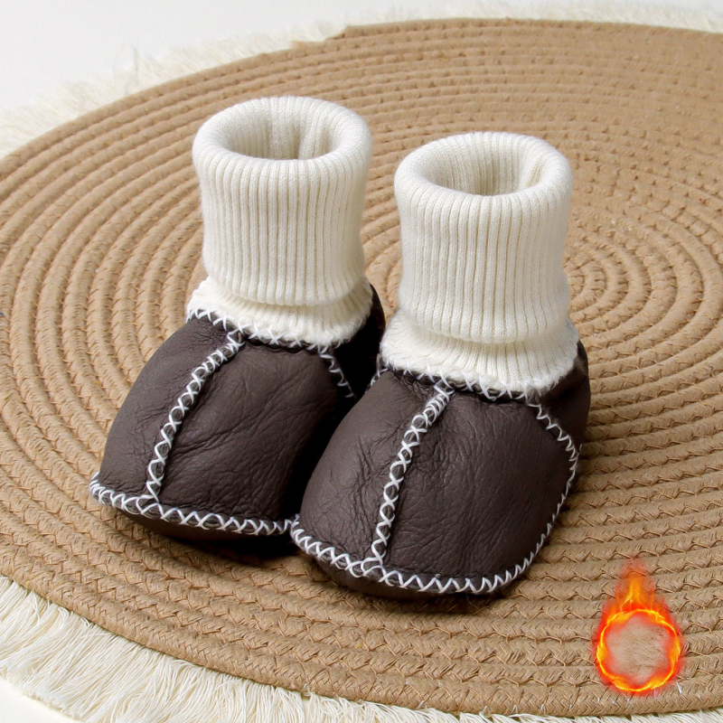 Pantofi și șosete pentru bebeluși, talpă din piele naturală, partea superioară din piele de capră, branț din piele de oaie, căptușeală din lână, construcție îngroșată pentru iarnă