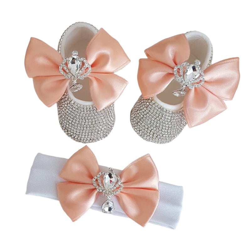 Kūdikio fotografijų aksesuarų rinkinys: princesės bateliai ir plaukų juosta su karūna iš kristalų, minkšta padas; viršutinė medžiaga rhinestones; vidinis PU; įdėklas PU; pado medžiaga audinys; užsegimas elastine juostele; tinka 2 metų amžiaus vaikams