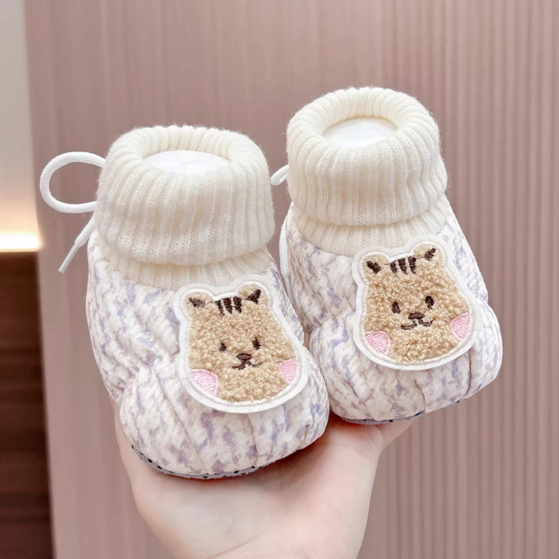 Kisgyermek téli cipő pamut felsőréteggel, vastag meleg bélés, csúszásmentes talp, hátul kötős zár