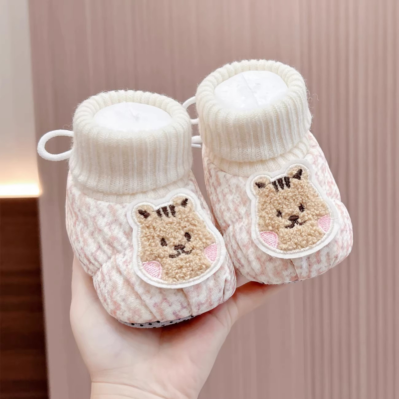 Kisgyermek téli cipő pamut felsőréteggel, vastag meleg bélés, csúszásmentes talp, hátul kötős zár