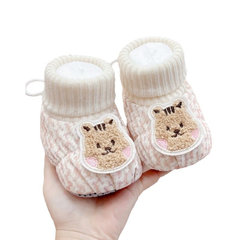 Kisgyermek téli cipő pamut felsőréteggel, vastag meleg bélés, csúszásmentes talp, hátul kötős zár