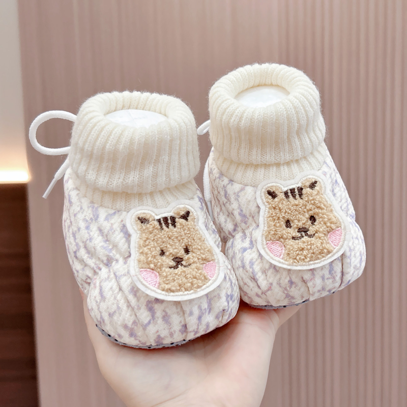 Kisgyermek téli cipő pamut felsőréteggel, vastag meleg bélés, csúszásmentes talp, hátul kötős zár