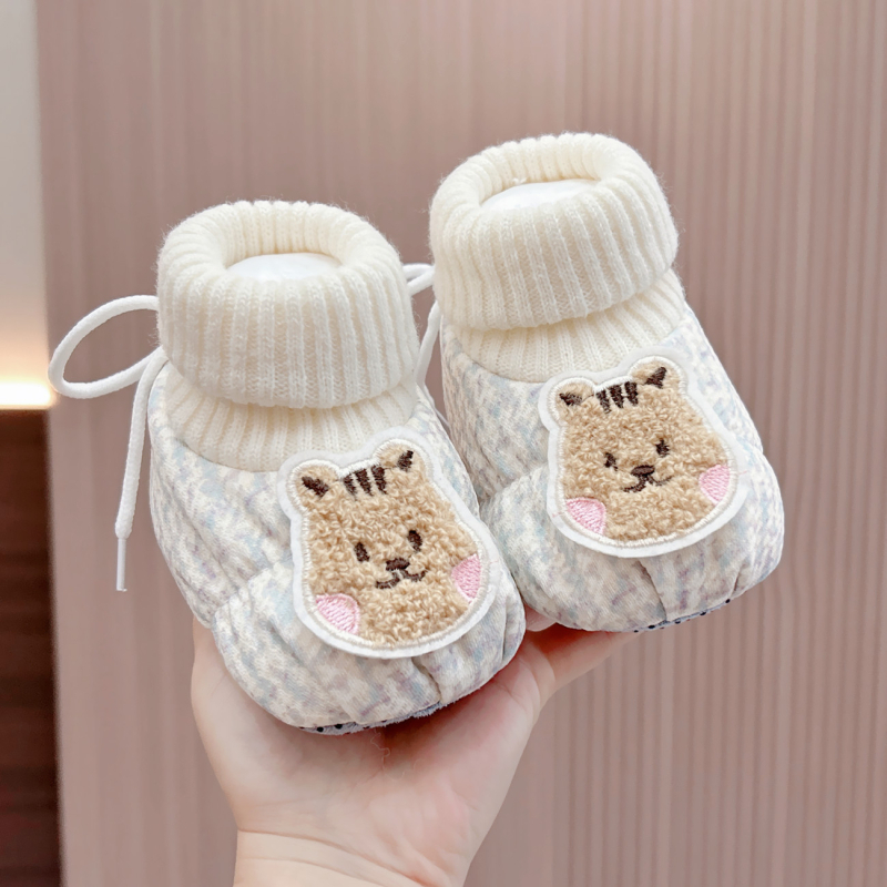 Kisgyermek téli cipő pamut felsőréteggel, vastag meleg bélés, csúszásmentes talp, hátul kötős zár