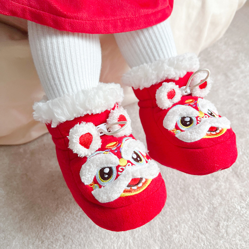 Tigrisfejű babacipő, ívelt orr, belső talp és bélés juhgyapjúból, elasztikus szalag a könnyű felhúzáshoz, tigrisfej mintás, csúszásmentes talp és melegen tart