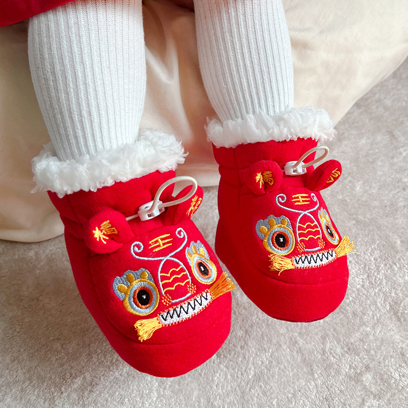 Tigrisfejű babacipő, ívelt orr, belső talp és bélés juhgyapjúból, elasztikus szalag a könnyű felhúzáshoz, tigrisfej mintás, csúszásmentes talp és melegen tart