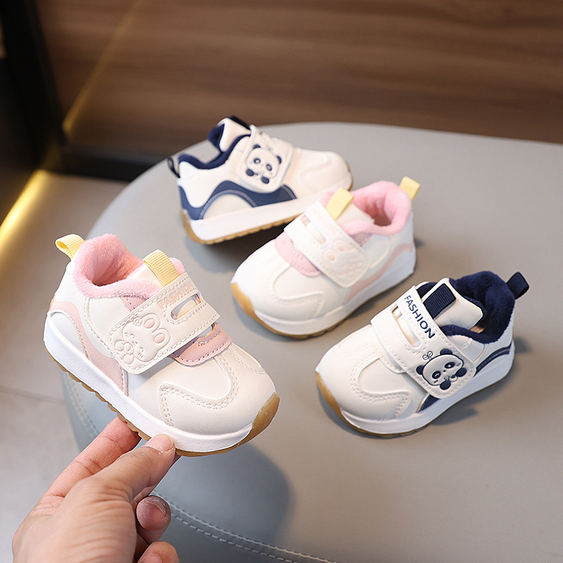 Mažyliams batai – Velcro užtrauktukas, viršutinė dalis iš sintetinio odos, gumos padas, karikatūrų raštas, amžius 12–36 mėnesiai