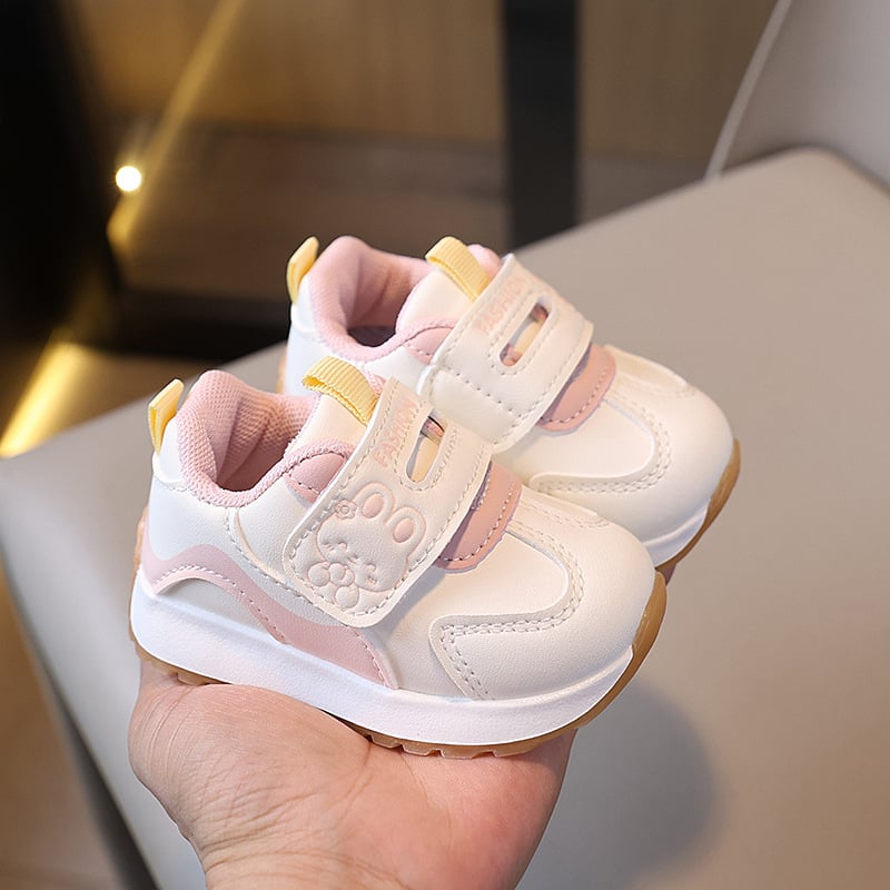 Mažyliams batai – Velcro užtrauktukas, viršutinė dalis iš sintetinio odos, gumos padas, karikatūrų raštas, amžius 12–36 mėnesiai