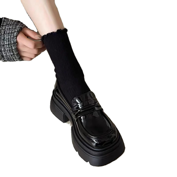 Női bőr loaferek - sertésbőr felsőrész, brit stílus, mikroszálas bélés, gumi talp, kerek orr, vastag sarok 3–5 cm