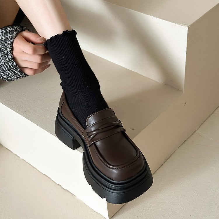 Női bőr loaferek - sertésbőr felsőrész, brit stílus, mikroszálas bélés, gumi talp, kerek orr, vastag sarok 3–5 cm