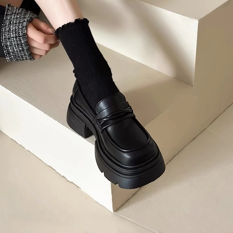 Női bőr loaferek - sertésbőr felsőrész, brit stílus, mikroszálas bélés, gumi talp, kerek orr, vastag sarok 3–5 cm