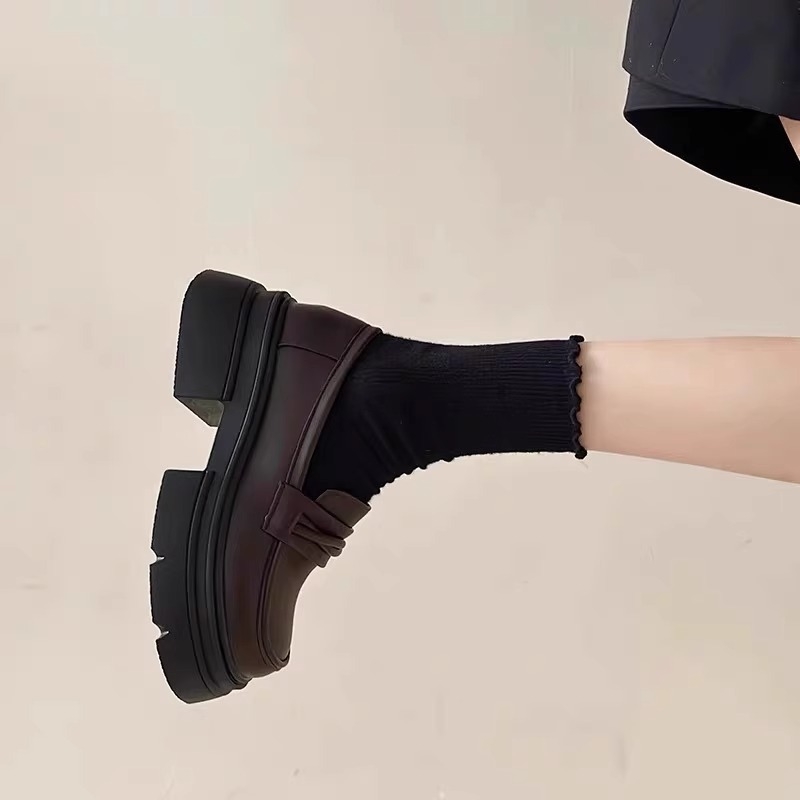 Női bőr loaferek - sertésbőr felsőrész, brit stílus, mikroszálas bélés, gumi talp, kerek orr, vastag sarok 3–5 cm