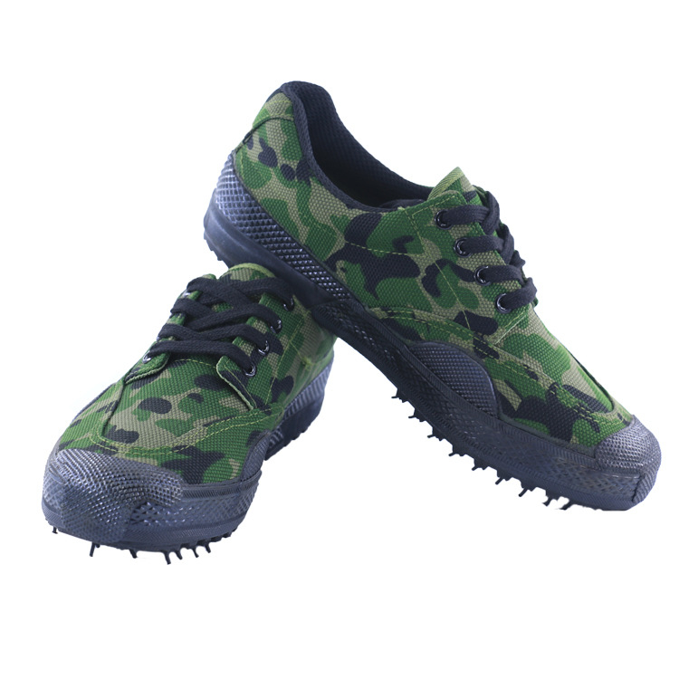 Szerszámipari cipő – Kamufláz vászonfelső, gumitalp, kerek orr, lélegző és ütéscsillapító.