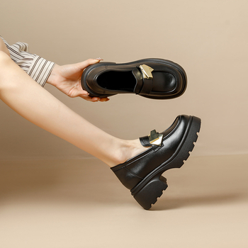 Női loaferek 6–8 cm-es vastag sarokkal, kerek orr, PU felsőrész, gumírozott talp, alacsony felső rész