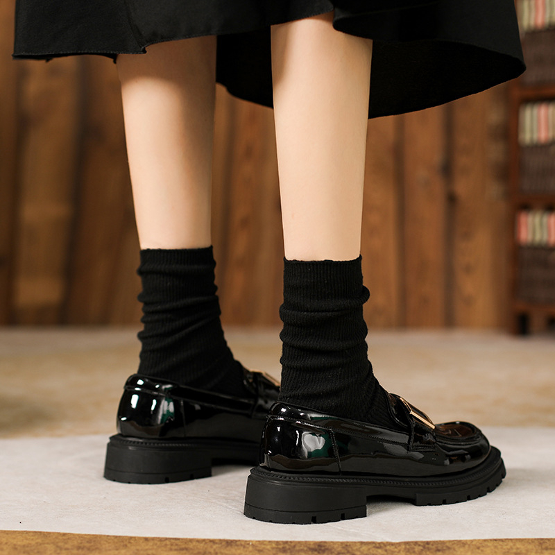 Női loaferek, kerek orrú, felsőrész szintetikus bőrből, középmagas sarok 3–5 cm, gumírozott talp, belső: ultrafin bőr, slip-on, brit stílus mindennapi viseletre