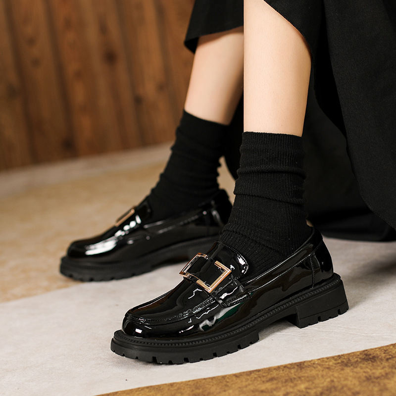 Női loaferek, kerek orrú, felsőrész szintetikus bőrből, középmagas sarok 3–5 cm, gumírozott talp, belső: ultrafin bőr, slip-on, brit stílus mindennapi viseletre