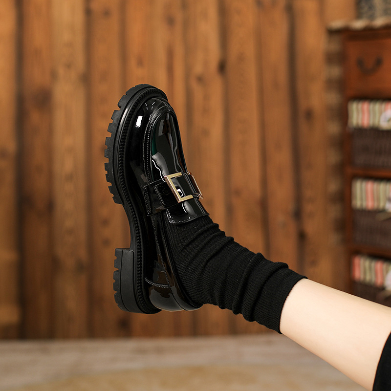 Női loaferek, kerek orrú, felsőrész szintetikus bőrből, középmagas sarok 3–5 cm, gumírozott talp, belső: ultrafin bőr, slip-on, brit stílus mindennapi viseletre